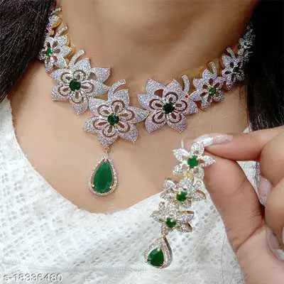 Green Shimmering Chic Jewellery Sets