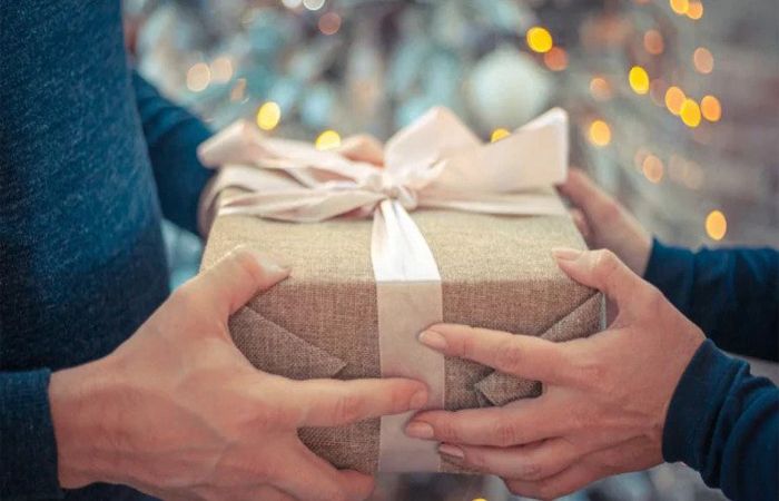 Gifts for Long Distance Family Members and Friends from Abroad