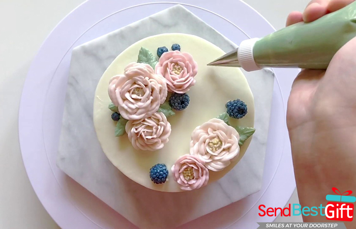 How to Prepare and Arrange Flowers on a Cake